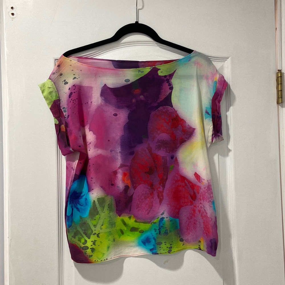 Like NEW ALICE + OLIVIA lightweight silk colorful t-shirt